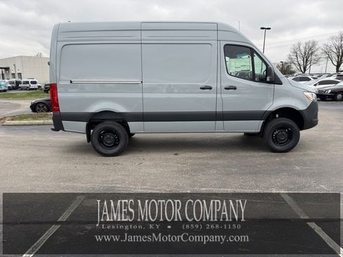 Used 2025 Mercedes-Benz Sprinter 2500 image 5