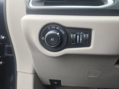 Used 2020 Chrysler Pacifica Touring-L FWD image 29