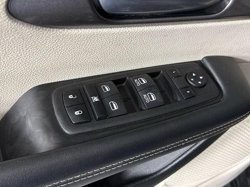Used 2023 Chrysler Pacifica Touring-L FWD image 14