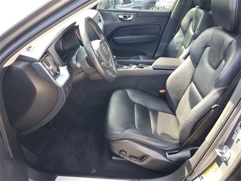 Used 2020 Volvo XC60 T5 Momentum image 23