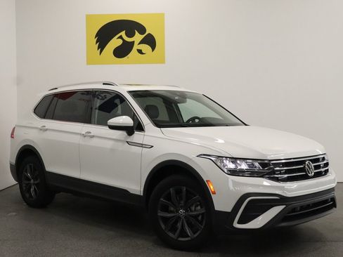 Used 2024 Volkswagen Tiguan SE w/ Panoramic Sunroof Package image 2