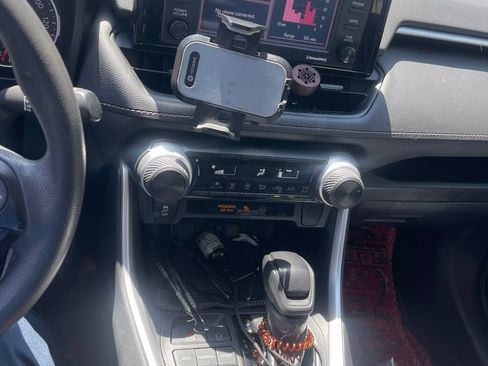 Used 2020 Toyota RAV4 LE FWD image 12