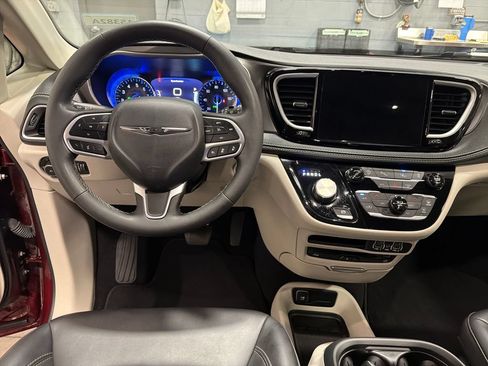 Used 2023 Chrysler Pacifica Touring-L w/ Uconnect Theater Family Group FWD image 5