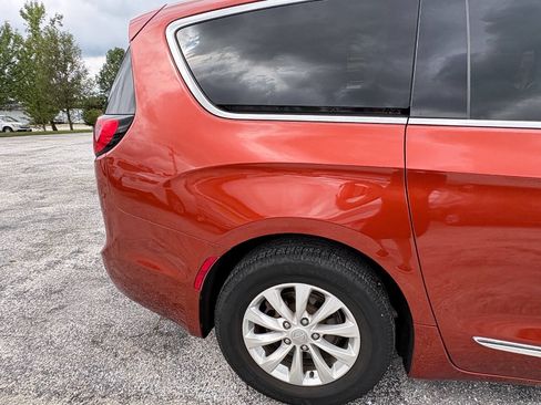 Used 2018 Chrysler Pacifica Touring-L FWD image 3