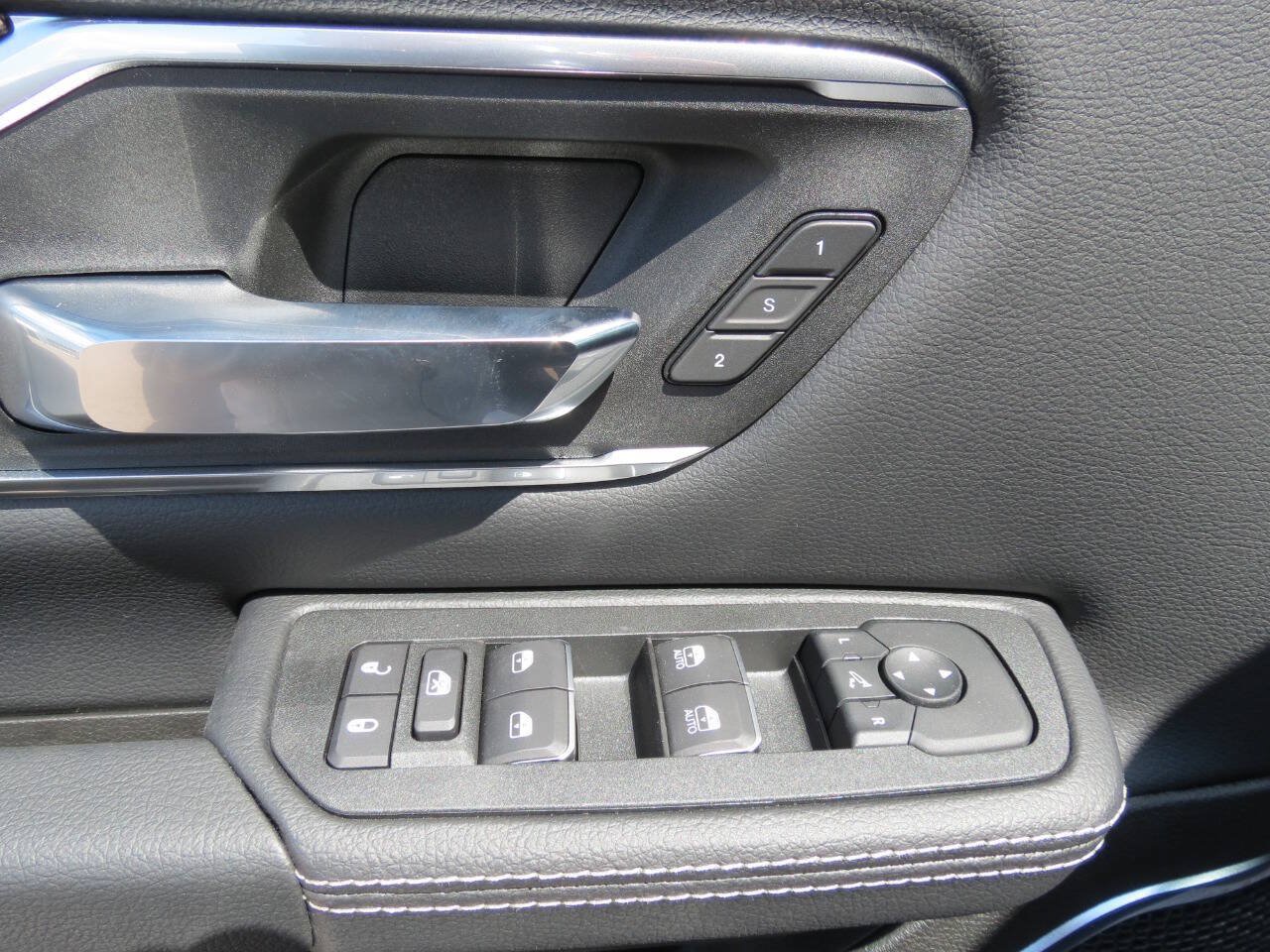 Used 2025 RAM 1500 Laramie w/ Sport Appearance Package AWD/4WD image 10