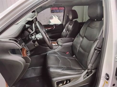 Used 2017 Cadillac Escalade Luxury AWD/4WD image 10