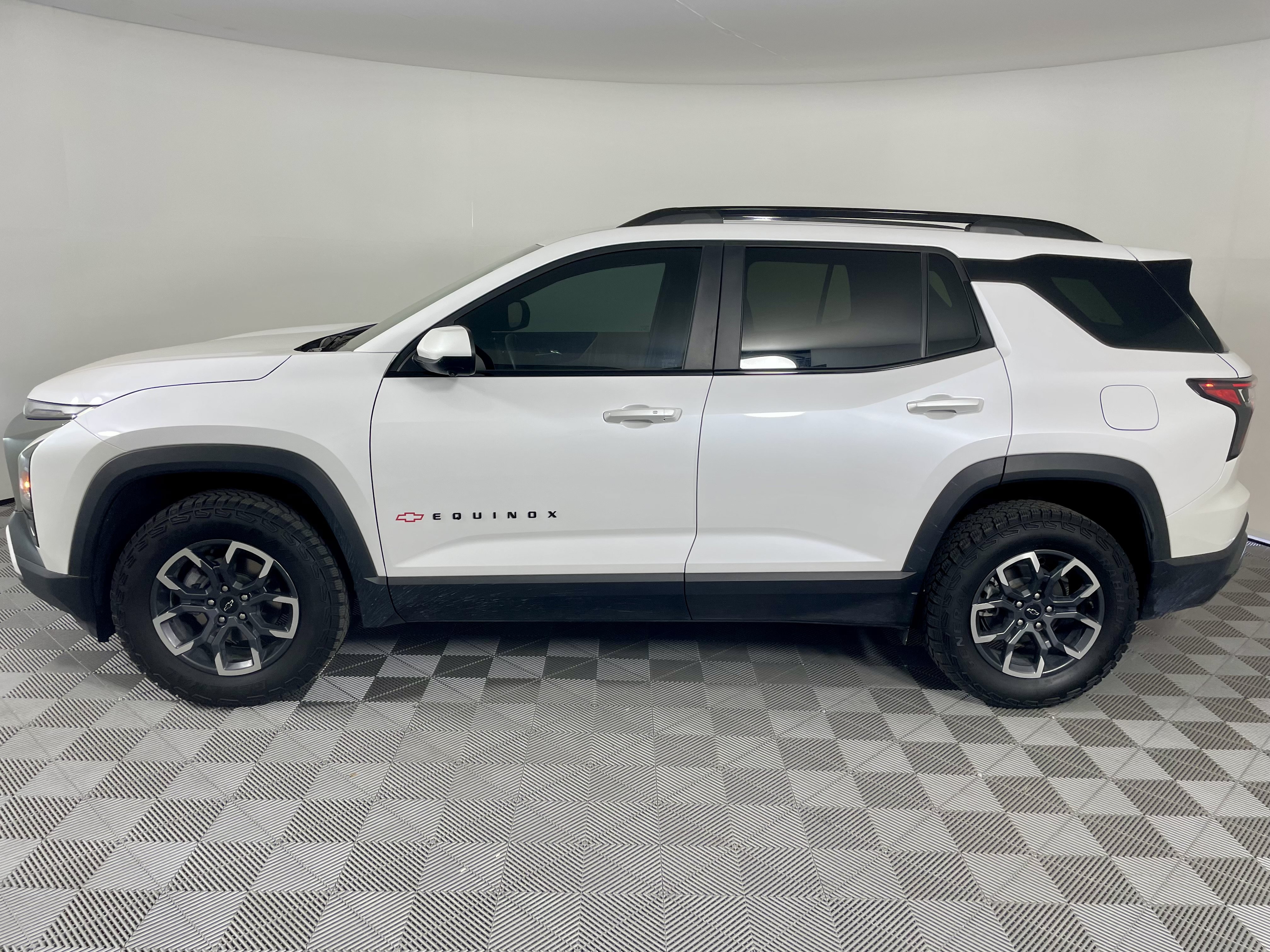 Used 2025 Chevrolet Equinox ACTIV w/ Safety and Technology Package FWD image 2
