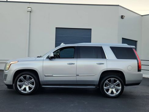 Used 2017 Cadillac Escalade Luxury image 2