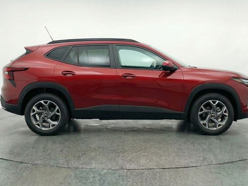 Used 2025 Chevrolet Trax LT w/ LT Convenience Package image 9