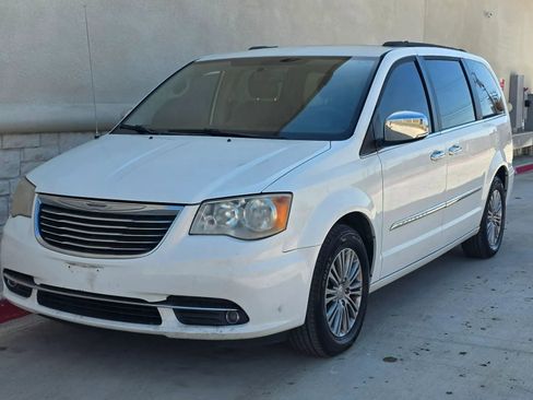 Used 2013 Chrysler Town & Country Touring-L w/ Entertainment Group #2 image 8