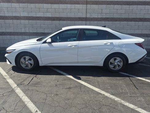 Used 2025 Hyundai Elantra SE w/ Cargo Package image 4