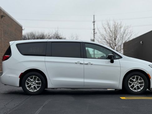 Used 2024 Chrysler Pacifica Select image 8