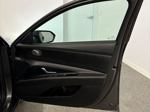Used 2025 Hyundai Elantra SE image 41