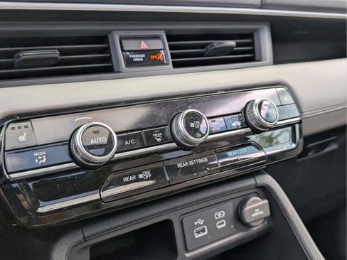 Used 2023 Honda Pilot Touring image 38