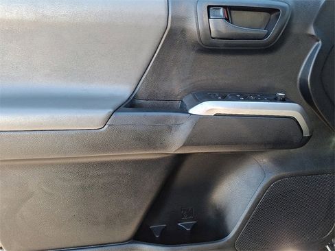 Used 2016 Toyota Tacoma SR5 w/ SR5 Appearance Package (SN) image 12