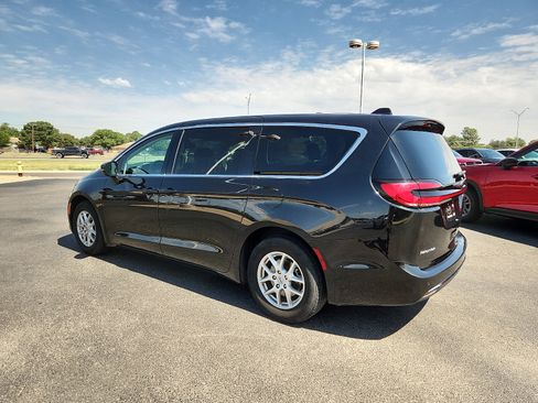 Used 2023 Chrysler Pacifica Touring-L FWD image 4
