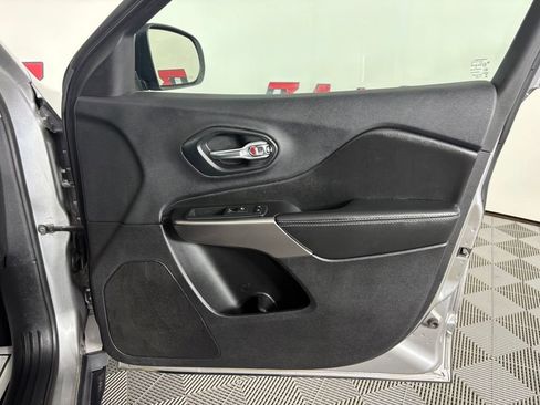 Used 2020 Jeep Cherokee Latitude FWD image 35