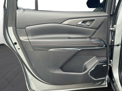 Used 2025 Chevrolet Traverse RS FWD image 13