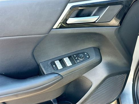 Used 2023 Mitsubishi Outlander SE image 19