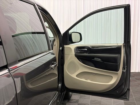 Used 2016 Chrysler Town & Country Touring FWD image 16