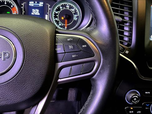 Used 2019 Jeep Cherokee Latitude Plus FWD image 12