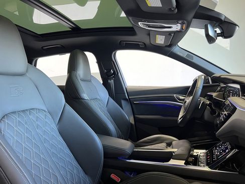 Used 2024 Audi Q8 e-tron Prestige image 25