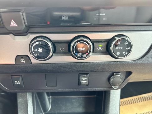 Used 2016 Toyota Tacoma SR5 w/ SR5 Appearance Package (SN) RWD image 21