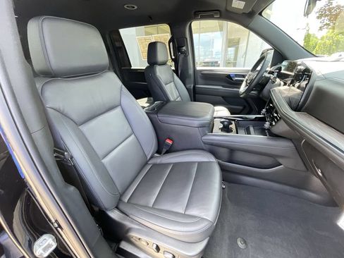 Certified 2025 Chevrolet Suburban LT RWD image 28
