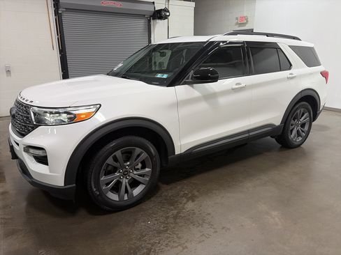 Used 2022 Ford Explorer XLT w/ Equipment Group 202A AWD/4WD image 9