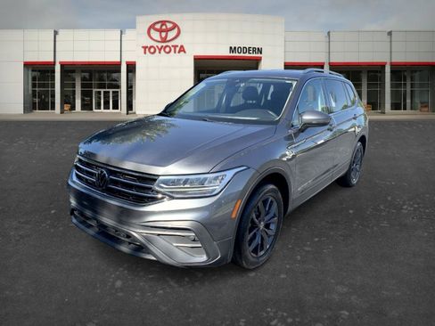 Used 2022 Volkswagen Tiguan SE FWD image 1