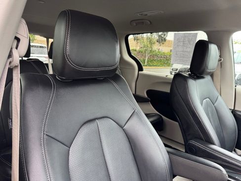 Used 2024 Chrysler Pacifica Touring-L image 15