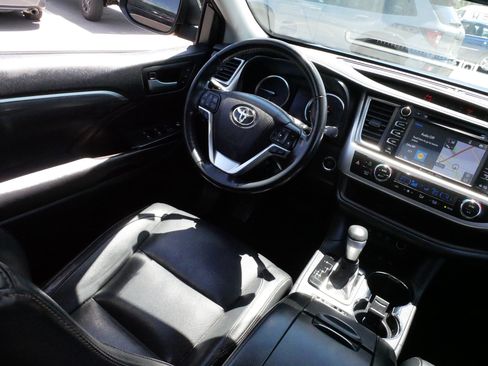 Used 2017 Toyota Highlander Limited Platinum AWD/4WD image 9
