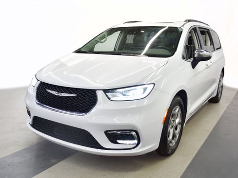 Used 2023 Chrysler Pacifica Limited FWD image 4