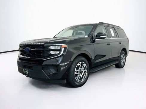 Used 2025 Ford Expedition Active AWD/4WD image 3