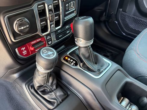 Used 2025 Jeep Gladiator Rubicon w/ Convenience Group AWD/4WD image 15