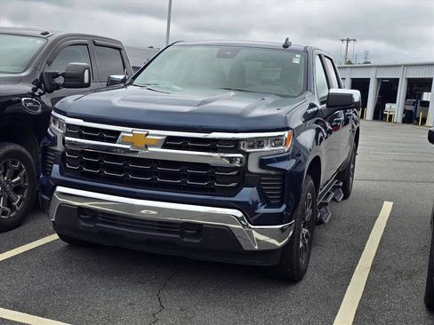 Used 2022 Chevrolet Silverado 1500 LT AWD/4WD image 2