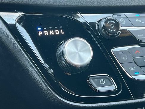 Used 2025 Chrysler Pacifica Select FWD image 29