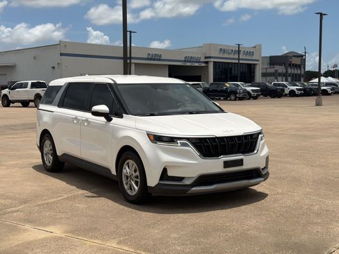 Used 2023 Kia Carnival LX FWD image 7