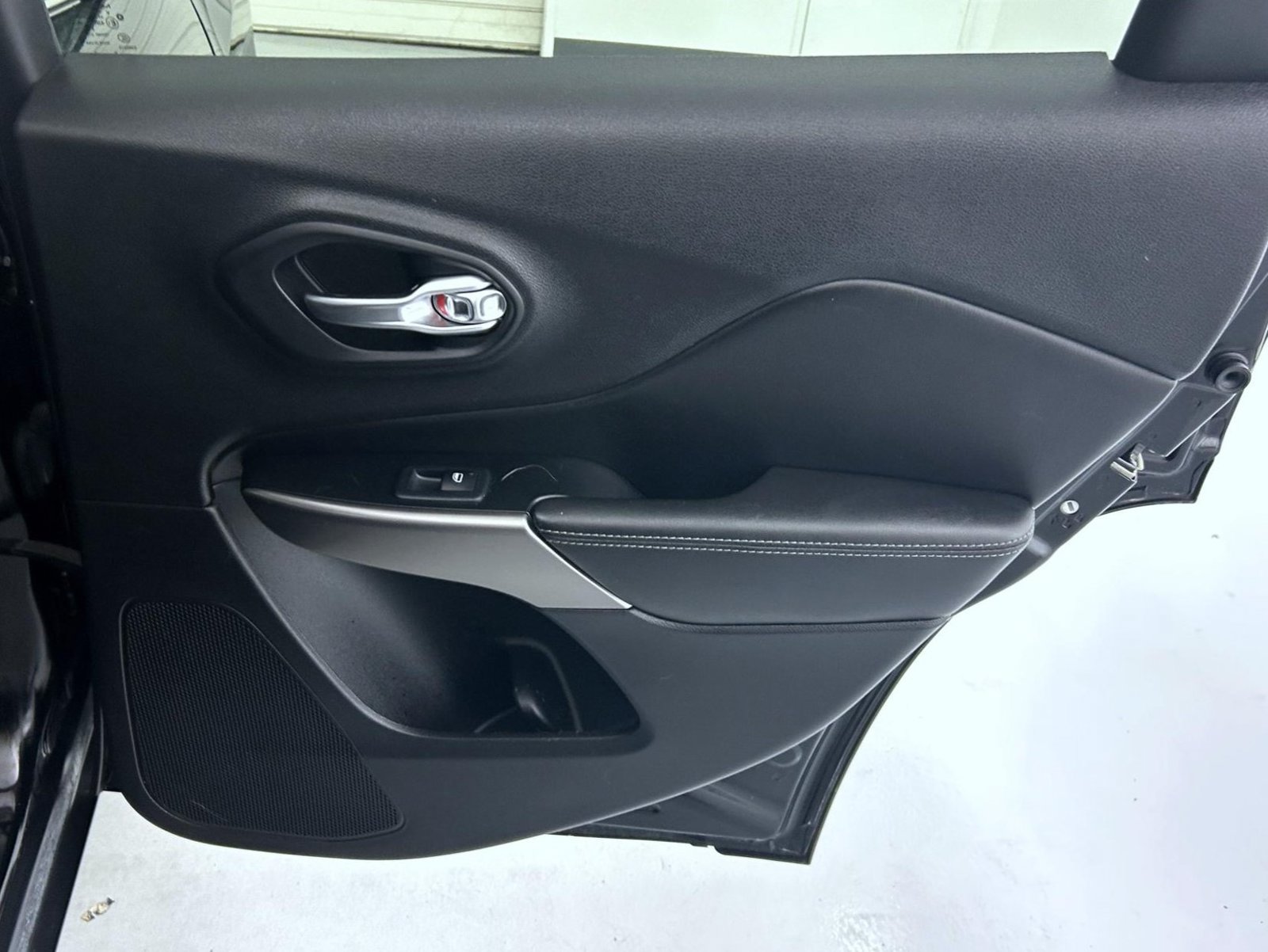 Used 2019 Jeep Cherokee Limited AWD/4WD image 17