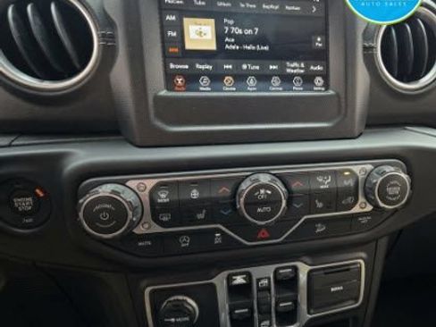 Used 2018 Jeep Wrangler Unlimited Sahara w/ Dual Top Group AWD/4WD image 8