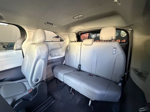Used 2022 Toyota Sienna XLE FWD image 31
