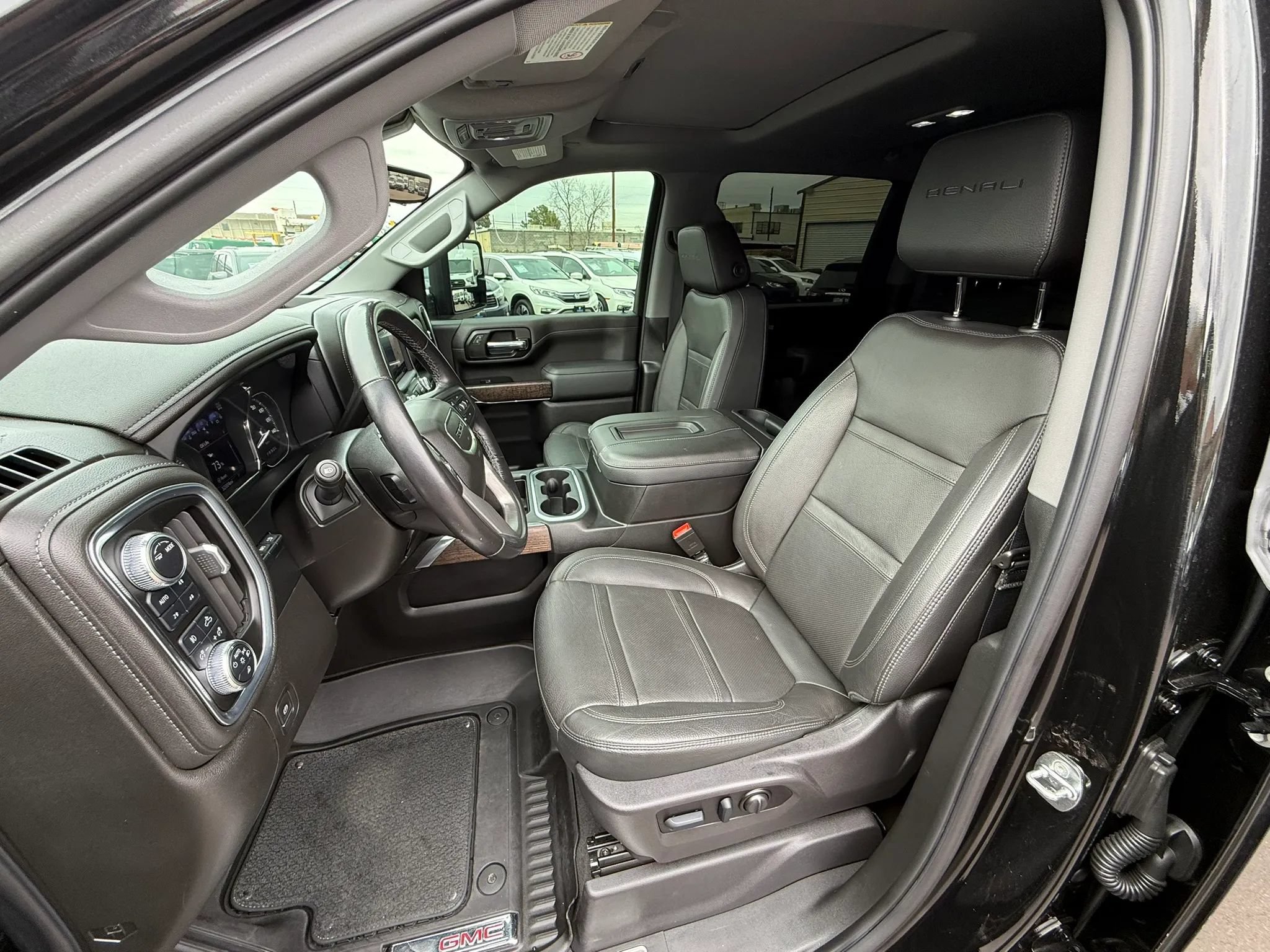 Used 2022 GMC Sierra 2500 Denali w/ Denali Black Diamond Edition AWD/4WD image 33