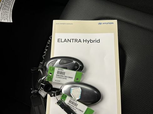 Certified 2025 Hyundai Elantra Limited FWD image 32