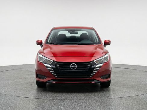 Used 2025 Nissan Versa SV image 2