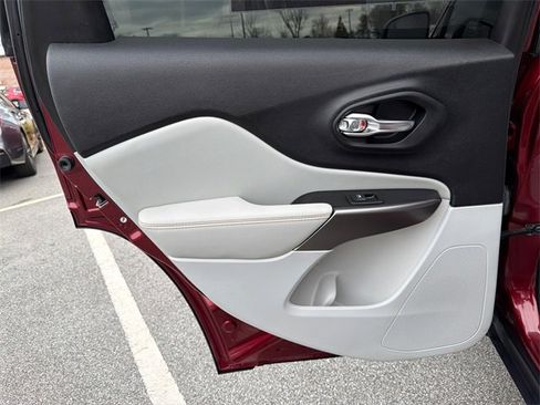 Used 2021 Jeep Cherokee Latitude Lux w/ Comfort/Convenience Group image 21