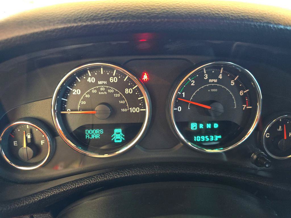 Used 2015 Jeep Wrangler Unlimited Rubicon w/ Connectivity Group AWD/4WD image 18