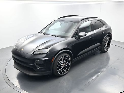 Certified 2025 Porsche Macan 4S Electric AWD/4WD image 32