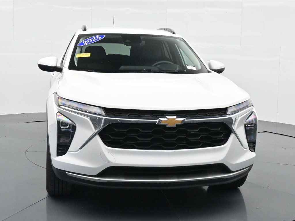 Used 2025 Chevrolet Trax LT FWD image 3