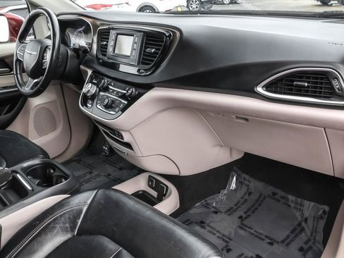 Used 2017 Chrysler Pacifica Touring-L image 32