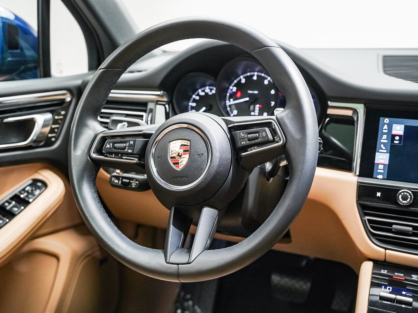 Certified 2025 Porsche Macan AWD/4WD image 19